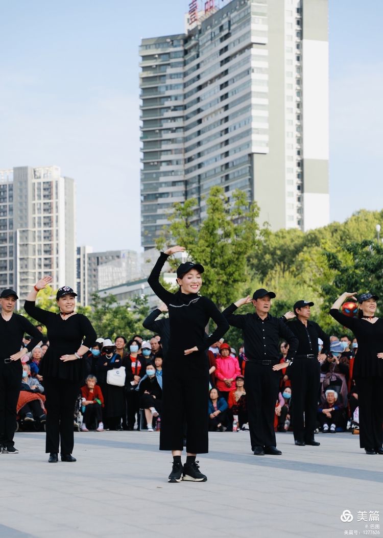 洛阳牡丹广场新疆舞视频,洛阳牡丹广场爵士舞