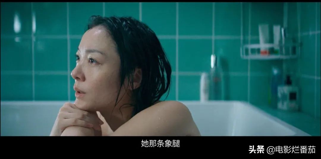 25分钟，她当着镜头把衣服一件件脱干净，只为表达中国女性困境