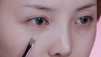 底妆先上腮红,底妆先上隔离还是先上遮瑕