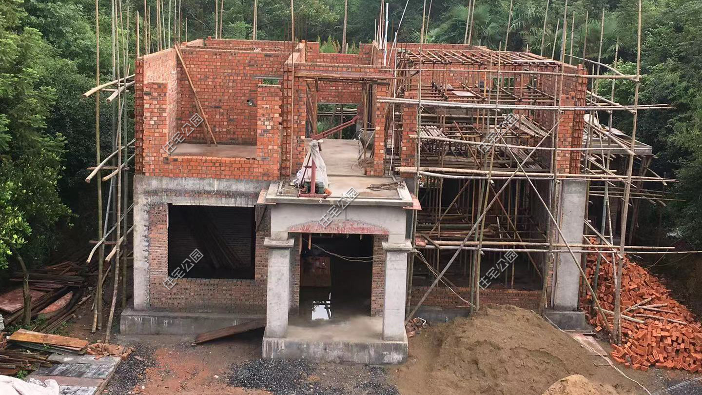 这栋农村别墅到底盖得有多好？光基础就花30吨水泥，惊艳十里八乡