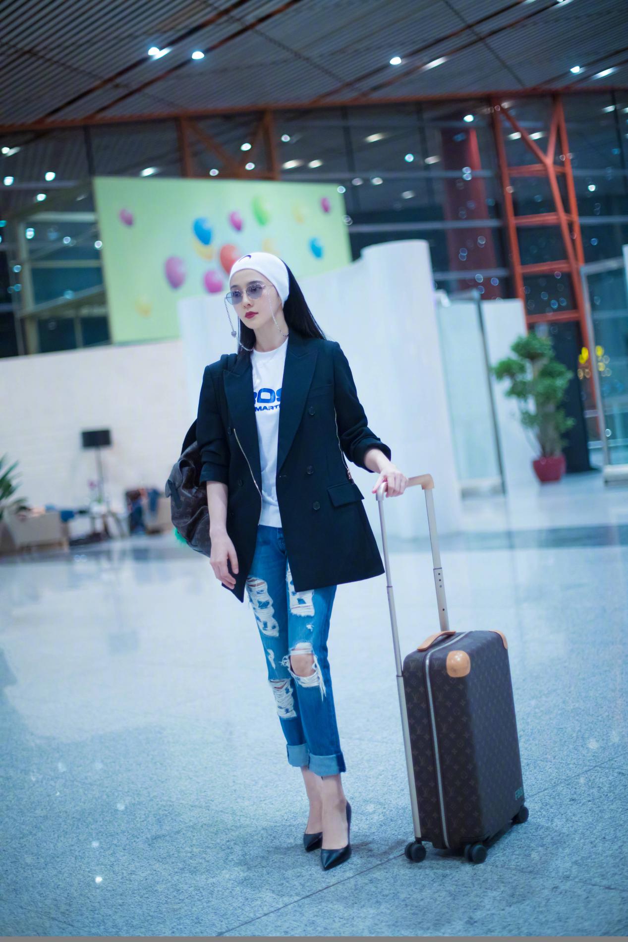 范冰冰露出真面目！宅家穿体操裤健身尽显翘臀，素颜白到发光