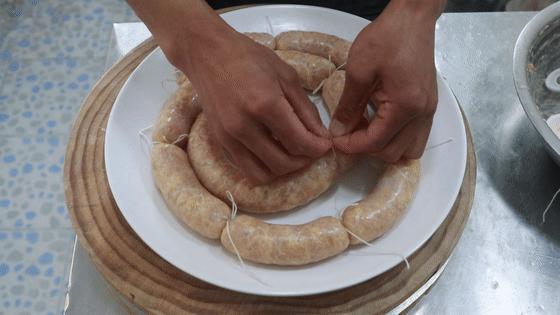 自制香肠的做法及配方要风干多久,看完香肠的制作过程你还敢吃吗