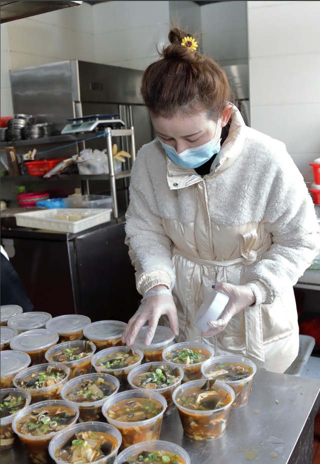 店主为抗疫一线免费送餐,青海美女给抗疫人员送饭