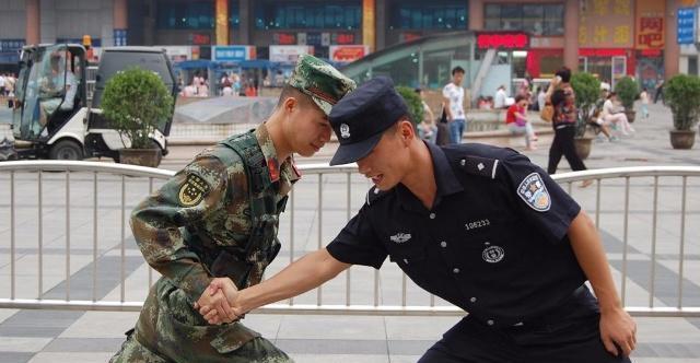 警察有权拘留军人吗,警察有权管军车吗