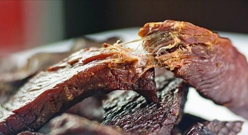 假牛肉是用什么加工的,牛肉很红是假牛肉吗