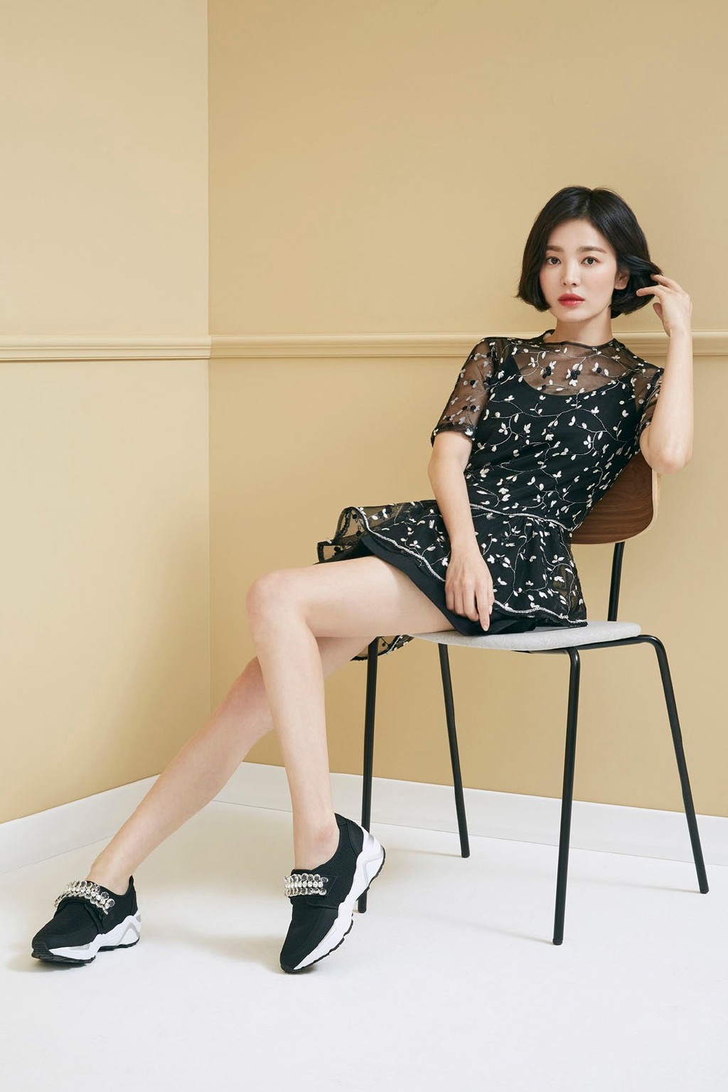 宋慧乔身穿深v白裙亮相上海,宋慧乔一袭黑裙亮相金像奖现场