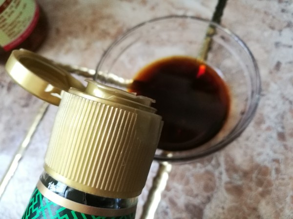 蒸鱼的时候倒料酒吗,蒸鱼什么时候放调料