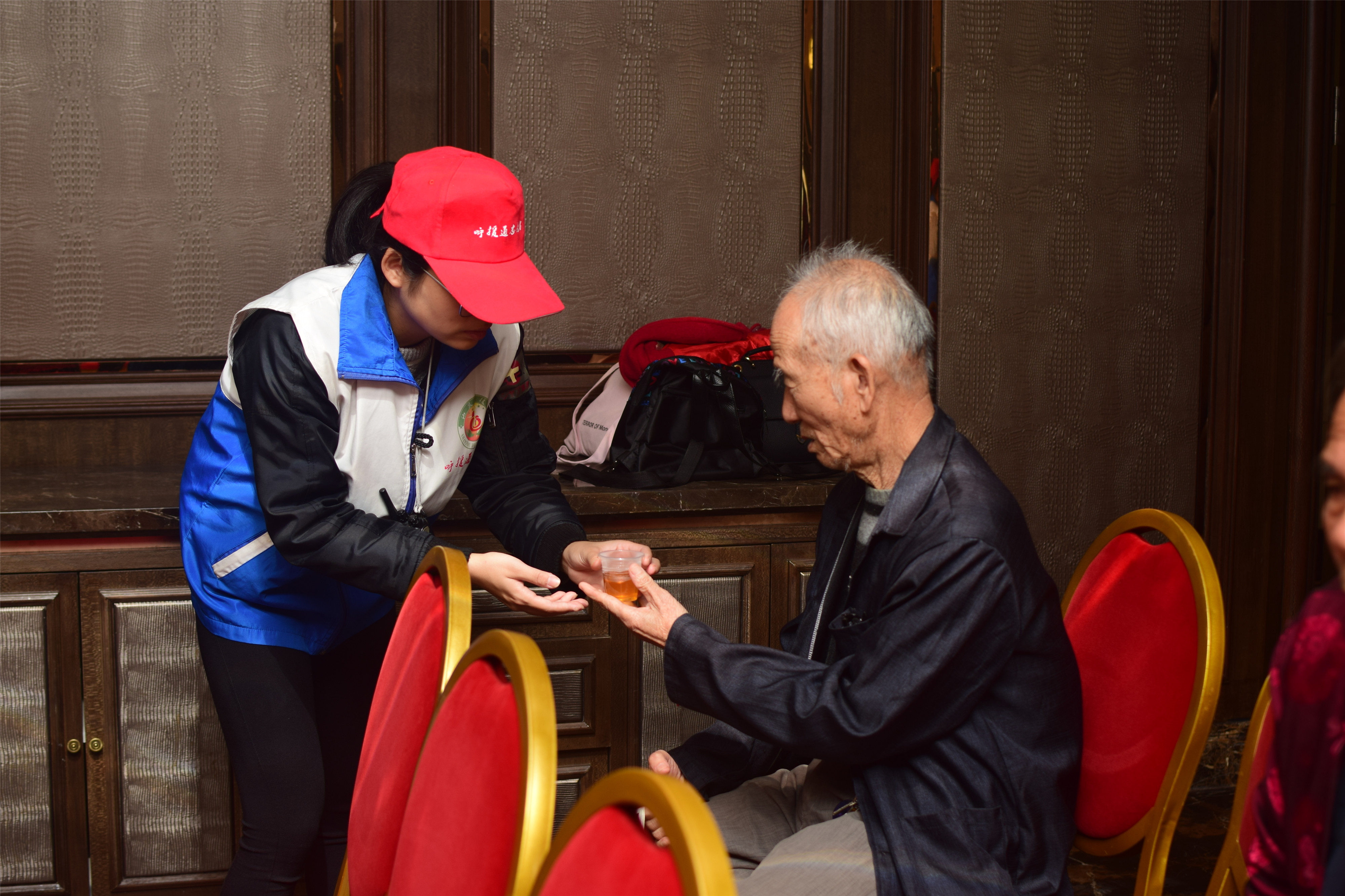 龙湖区第八个善待鳏寡百叟宴今举行铂晶大酒店多年资助大爱奉献