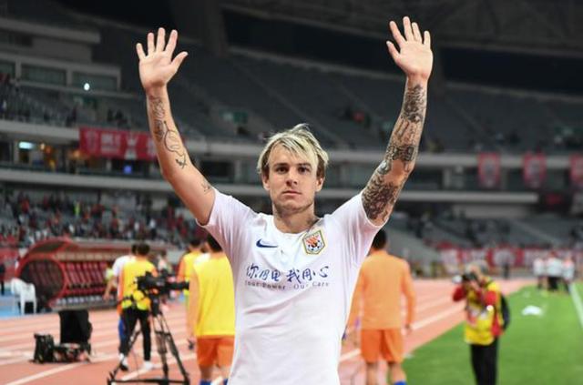 裁判成生死判官，既捅出中超联赛的哀伤，也映出中国足球的苍白