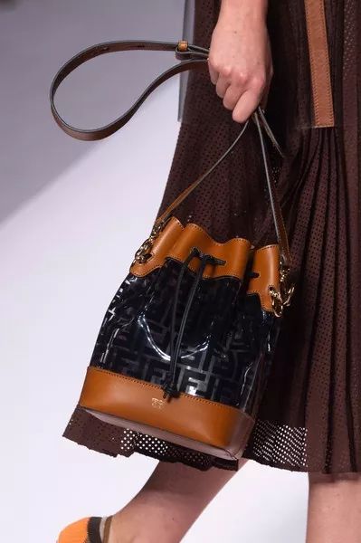 会背水桶包的人,会背奢侈品包包