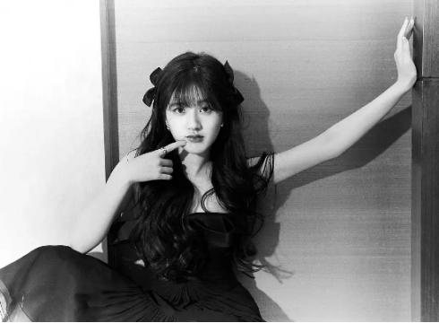 双蝴蝶结造型女星大pk：戚薇魅惑张雨绮显头大，赵露思发量取胜