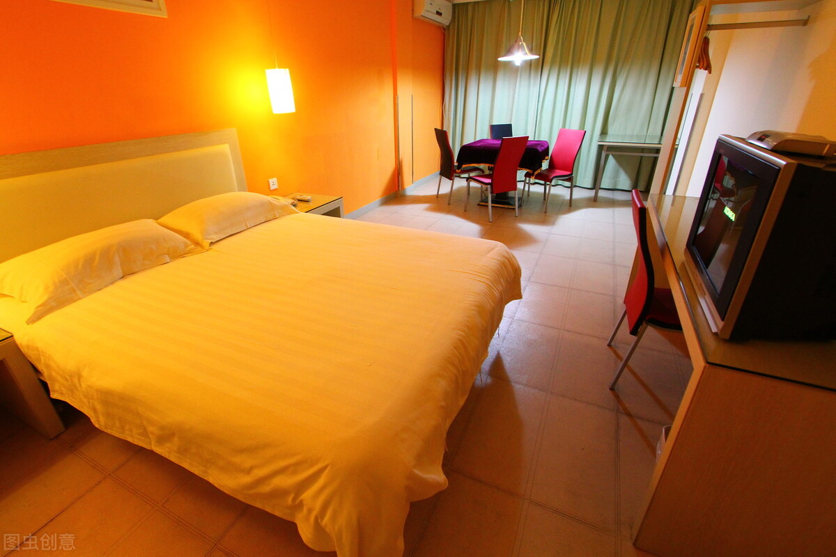 半夜醒来发现床上有一条小蛇,晚上看到一条蛇小说