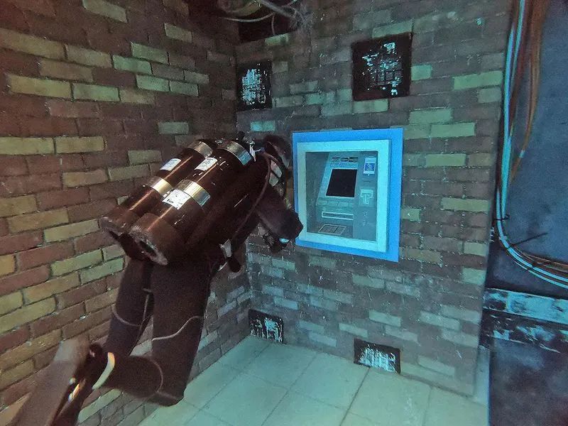 世界最大洞穴泳池,世界最深室内潜水泳池