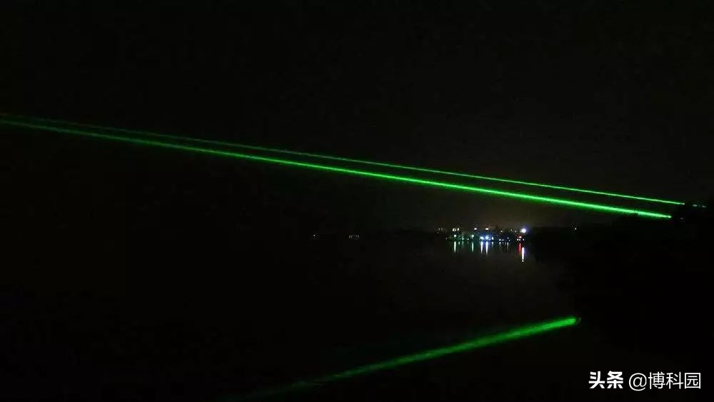 完美的光源！完全吸收某种颜色的光，随机反激光器