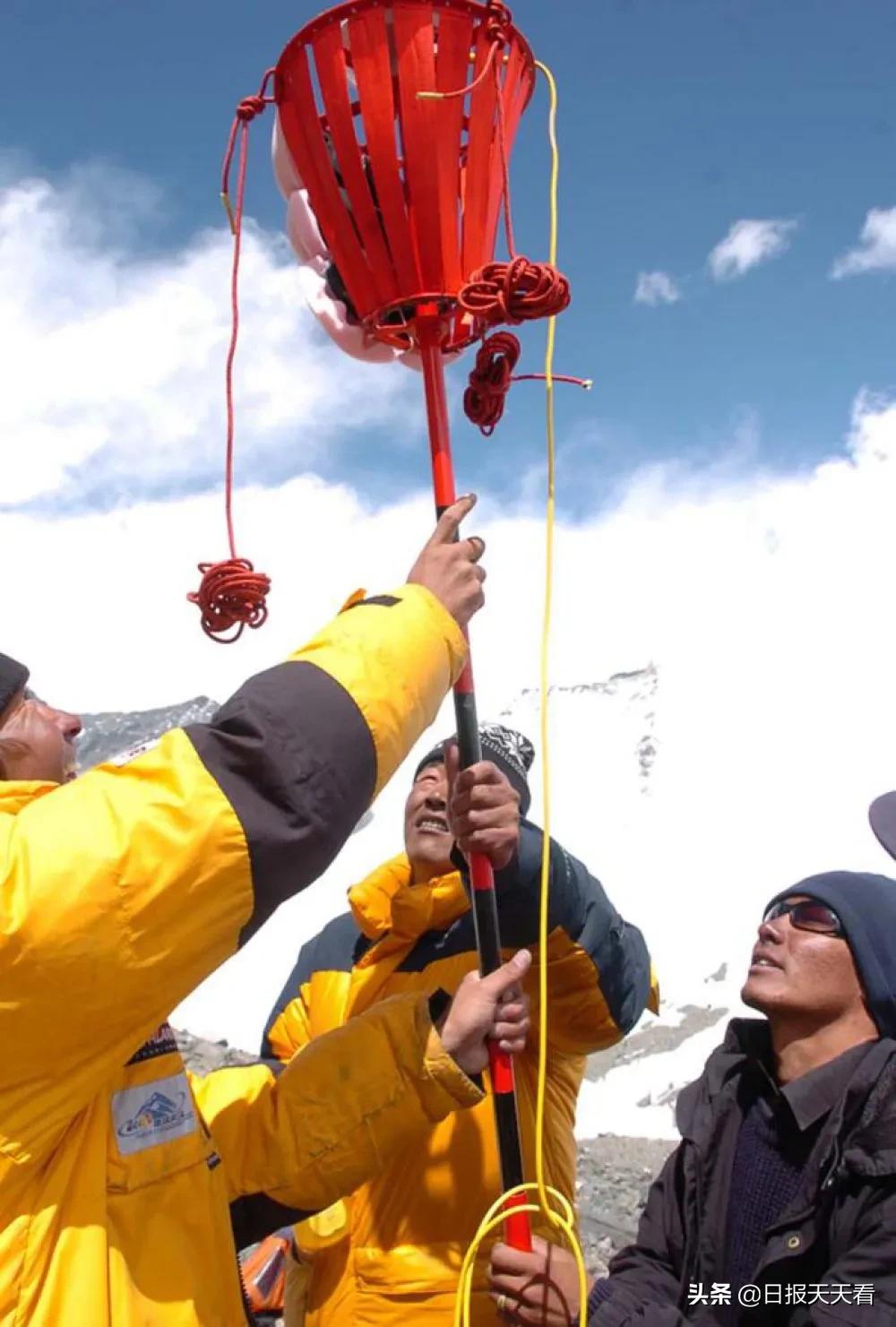 前锋顶了边后卫,乙级联赛前锋登顶