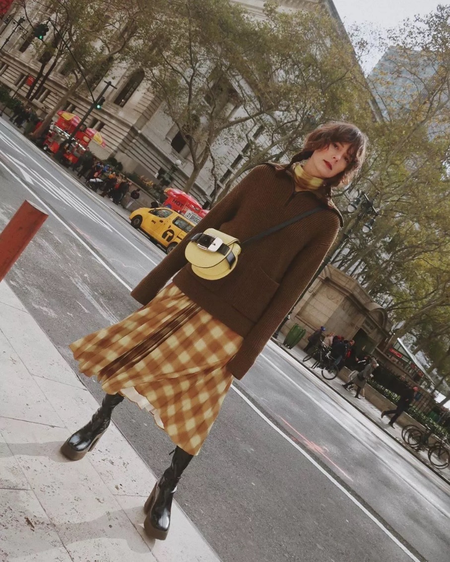 百褶裙搭配羽绒服中长款外套,粉丝色小香风羽绒服搭配百褶裙