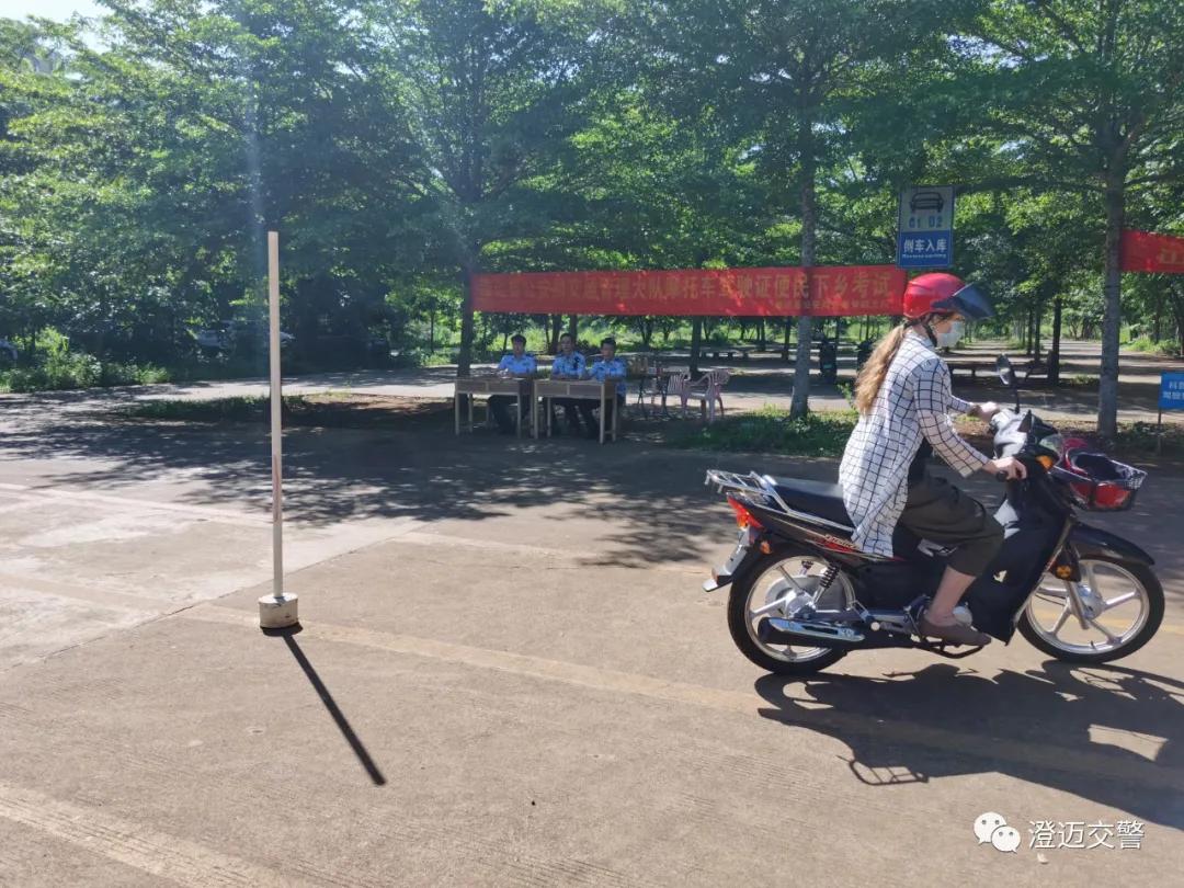 我为群众办实事交警下乡,我为群众办实事交警上门服务