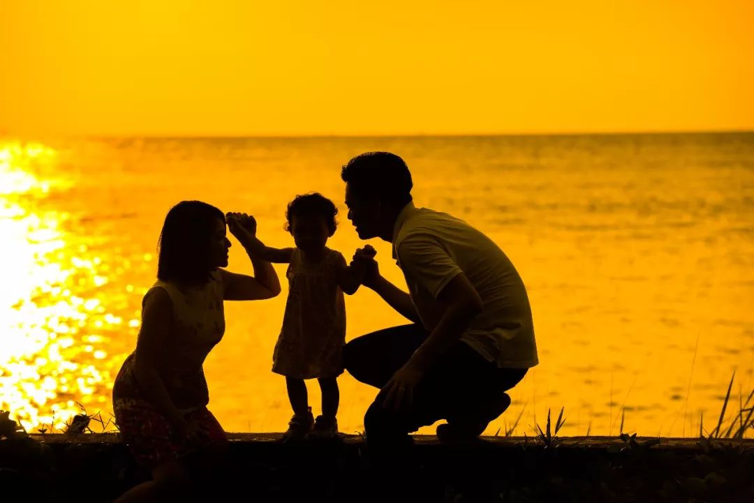 二胎后看到丈夫的短信泪流不止，在苛责妻子前请先关心下她的生活