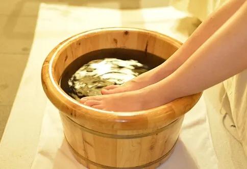 天冷了改善手脚冰凉就用这几招,女人冬天手脚冰凉吃什么可以改善