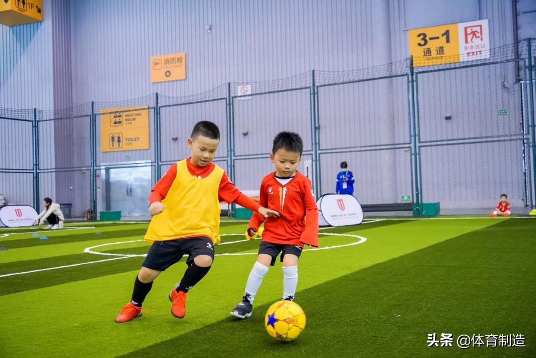 巧妙利用空间建篮球场,利用角落空间建设公共运动器材