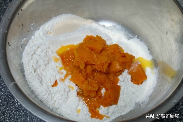 手把手教你做玫瑰花馒头，南瓜泥揉面，色泽金黄口感香软，好吃