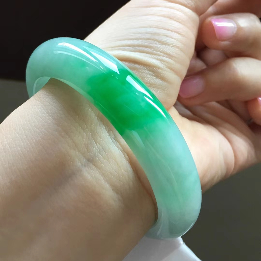 黄金手镯和翡翠手镯哪个保值,国际大牌翡翠手镯图片