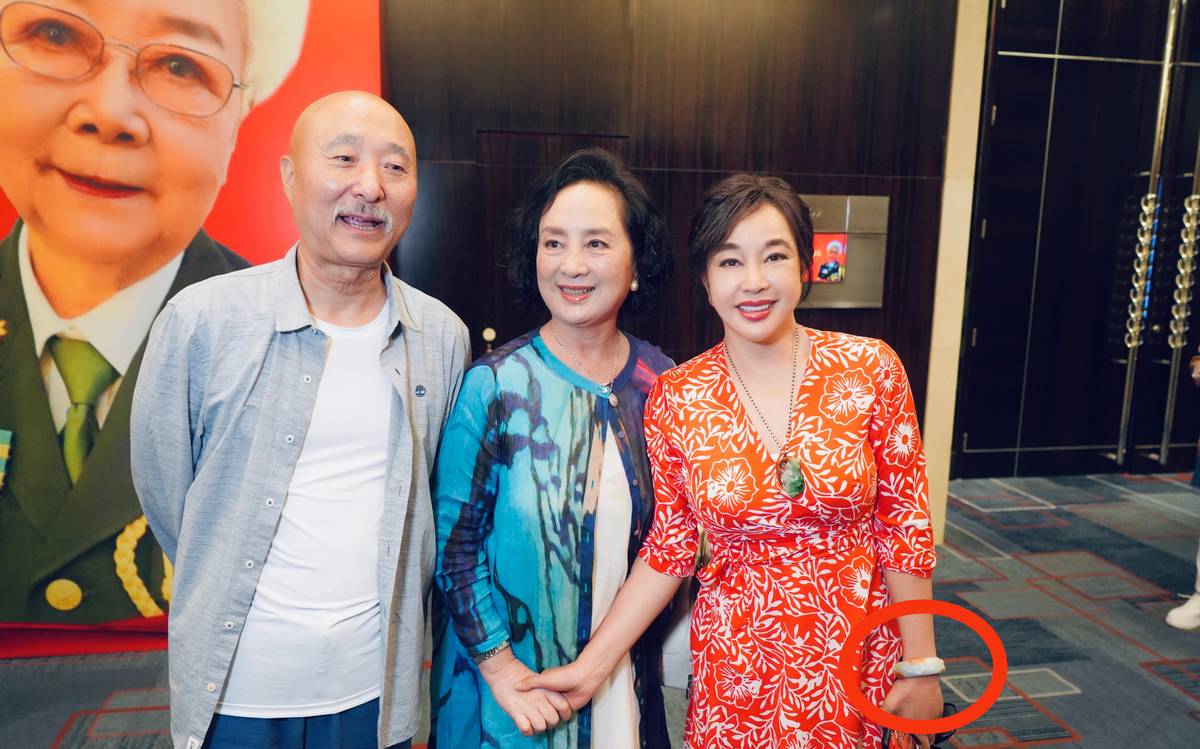 刘晓庆戴翡翠紫手镯,刘晓庆红毯翡翠