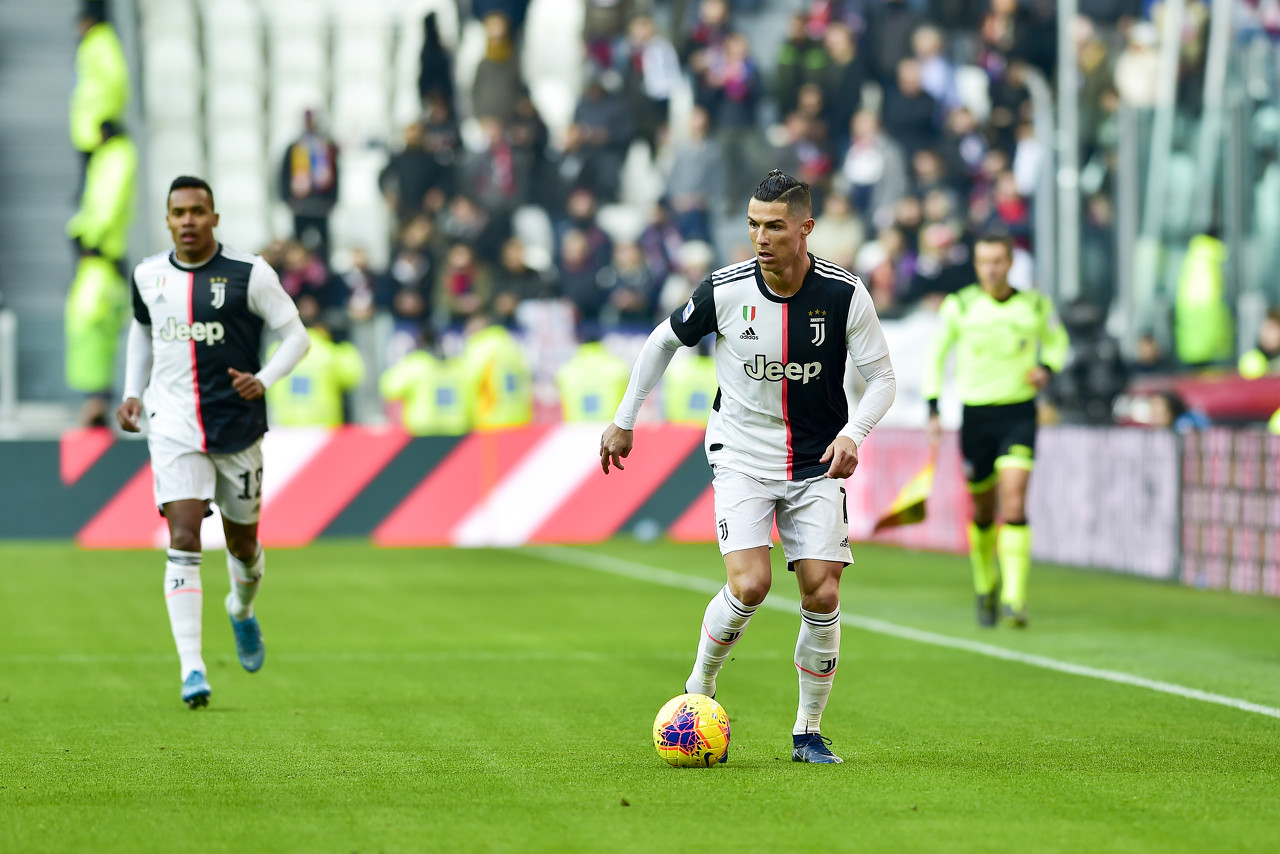 c罗和乔治娜齐齐秀恩爱视频,c罗与乔治娜在皇马亲吻