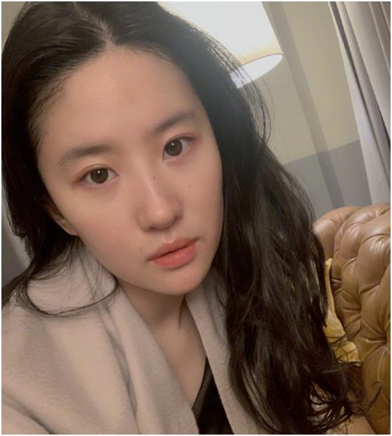 来看看18位当红女艺人妆前妆后差别，真实素颜状态，颠覆您的三观