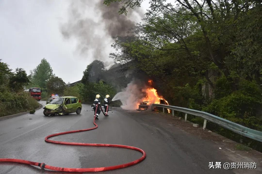 两车相撞冒烟燃烧完整版,两车相撞现场燃起了大火