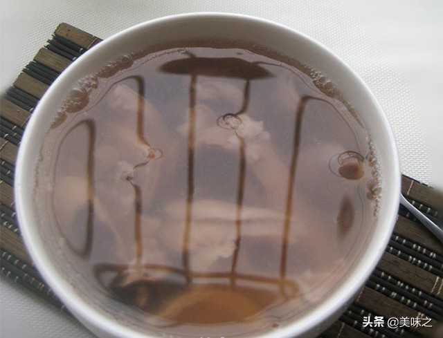 墨鱼能和当归党参黄芪一起炖汤吗,墨鱼汤配什么炖汤