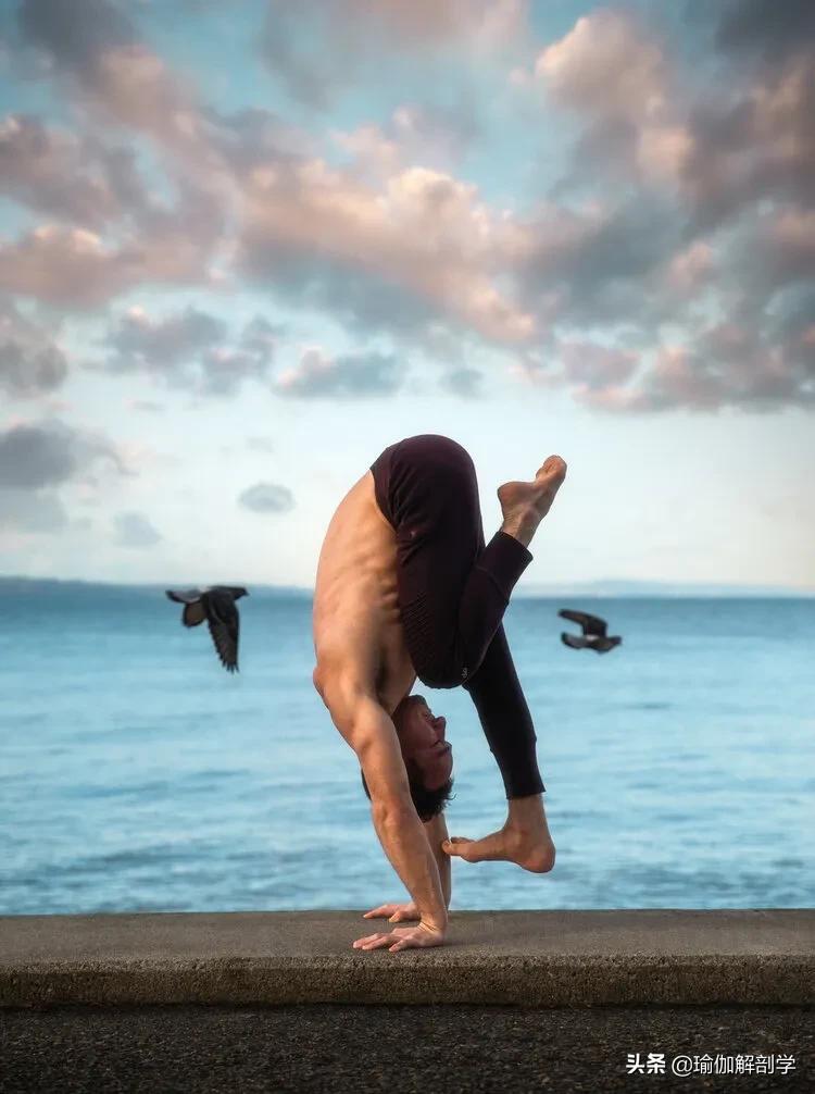 肌肉男训练日常做瑜伽,肌肉男健身房练瑜伽动作