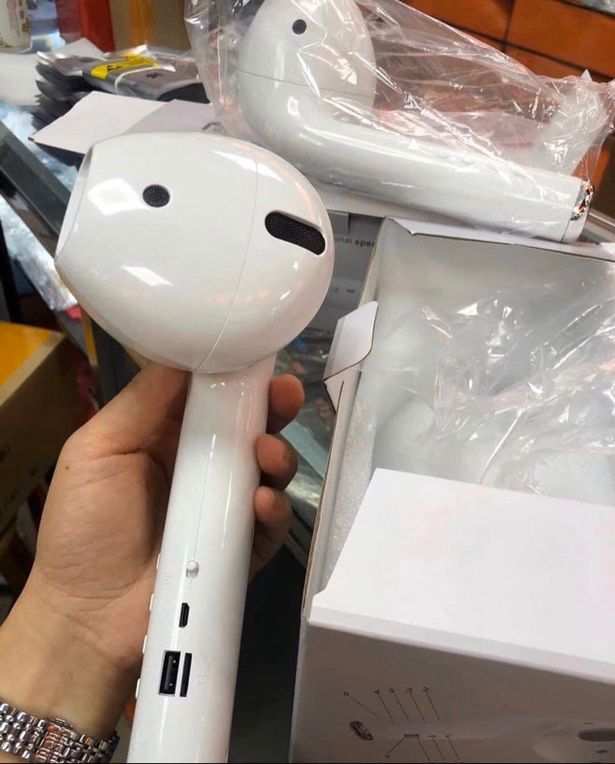 女子网购山寨AirPods，到货后快疯了，尺寸比她的脑袋还大！