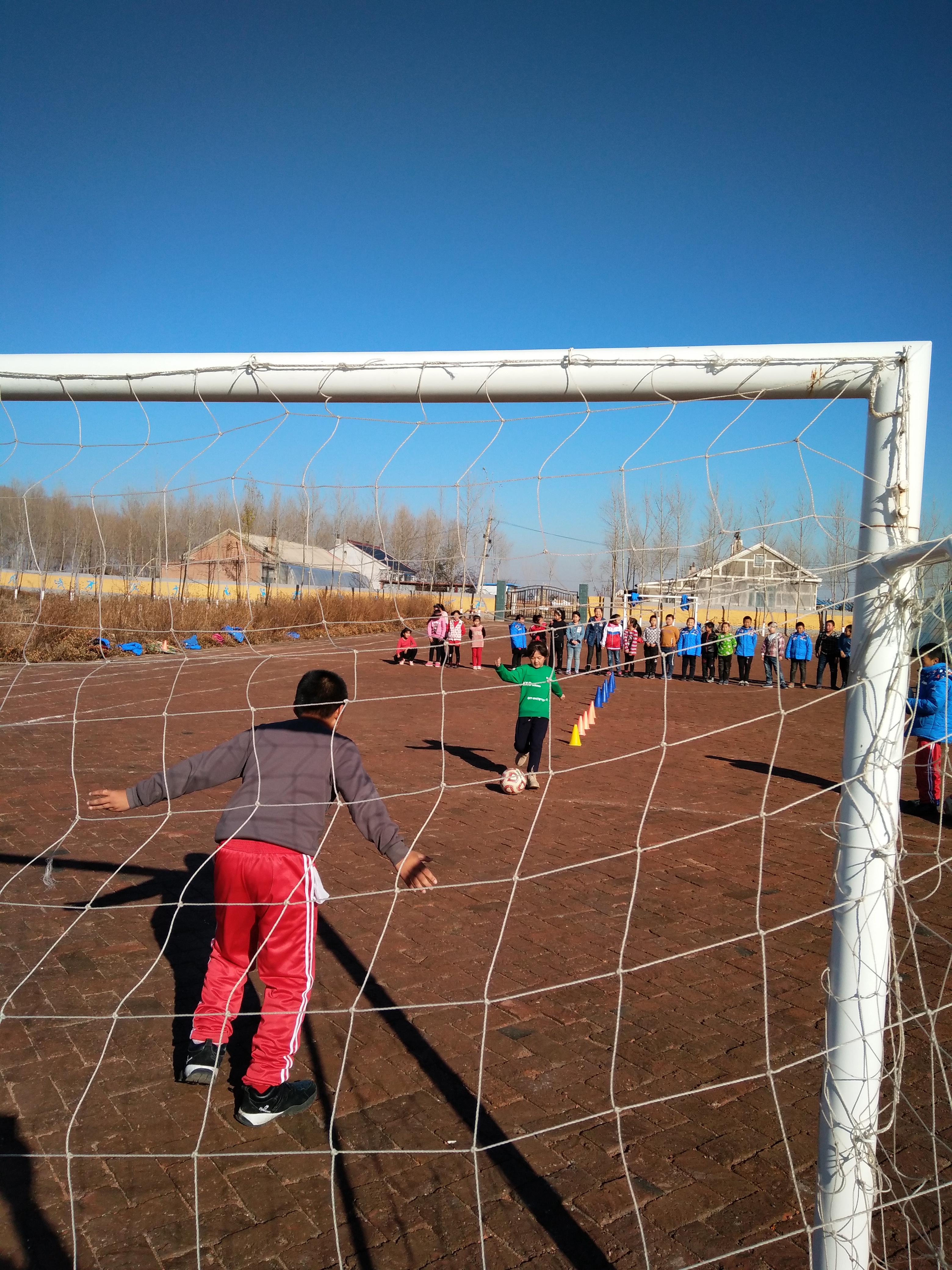 村小足球队第一次踢草皮场，小球员们兴奋地说，这个摔倒不疼