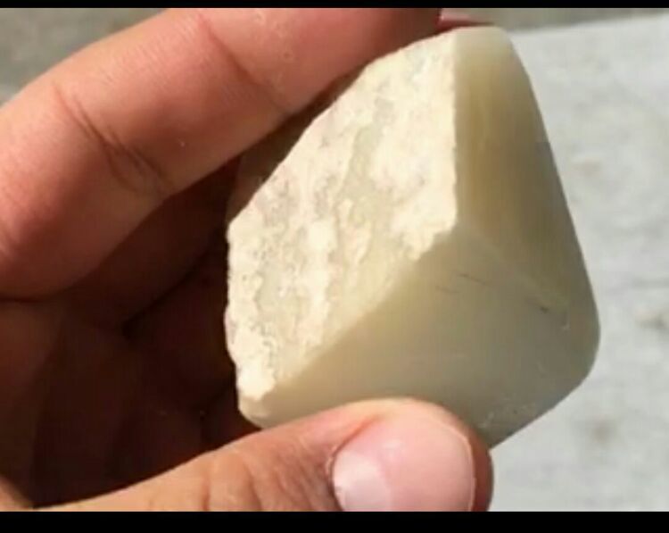 青白和田玉手镯为啥便宜,和田玉手镯怎样才能买到真的