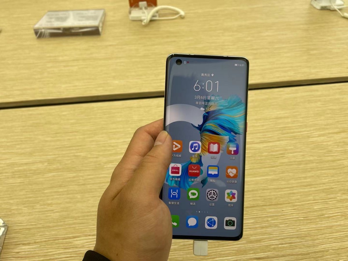 超曲面屏+麒麟990E+鸿蒙系统,跌至3899元,华为P50不香了