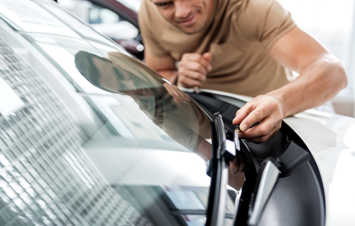 怎样防止雨刮器在行驶中结冰,雨刮喷嘴冻住怎么办