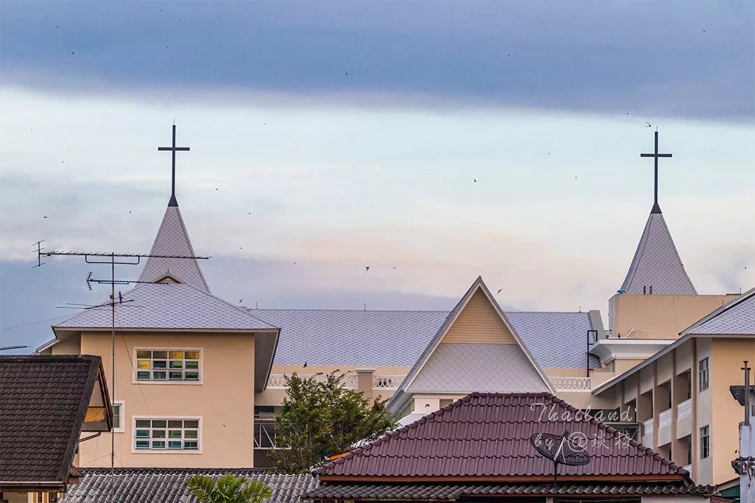 在泰国的“宝石之都”，珠宝街像菜市场，宝石摆地摊上出售