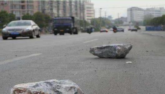 高速上遇到石头不能避让怎么办,高速遇坑怎么躲避