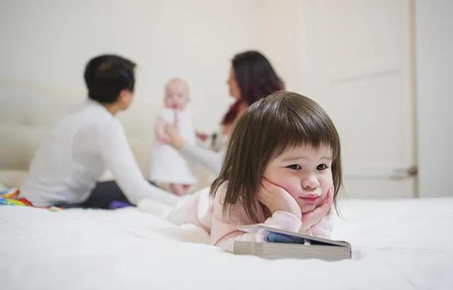 婴儿依恋布娃娃,孩子依恋布娃娃不撒手