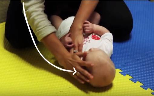 宝宝斜颈可以使用什么物理疗法,纠正宝宝斜颈最好的办法