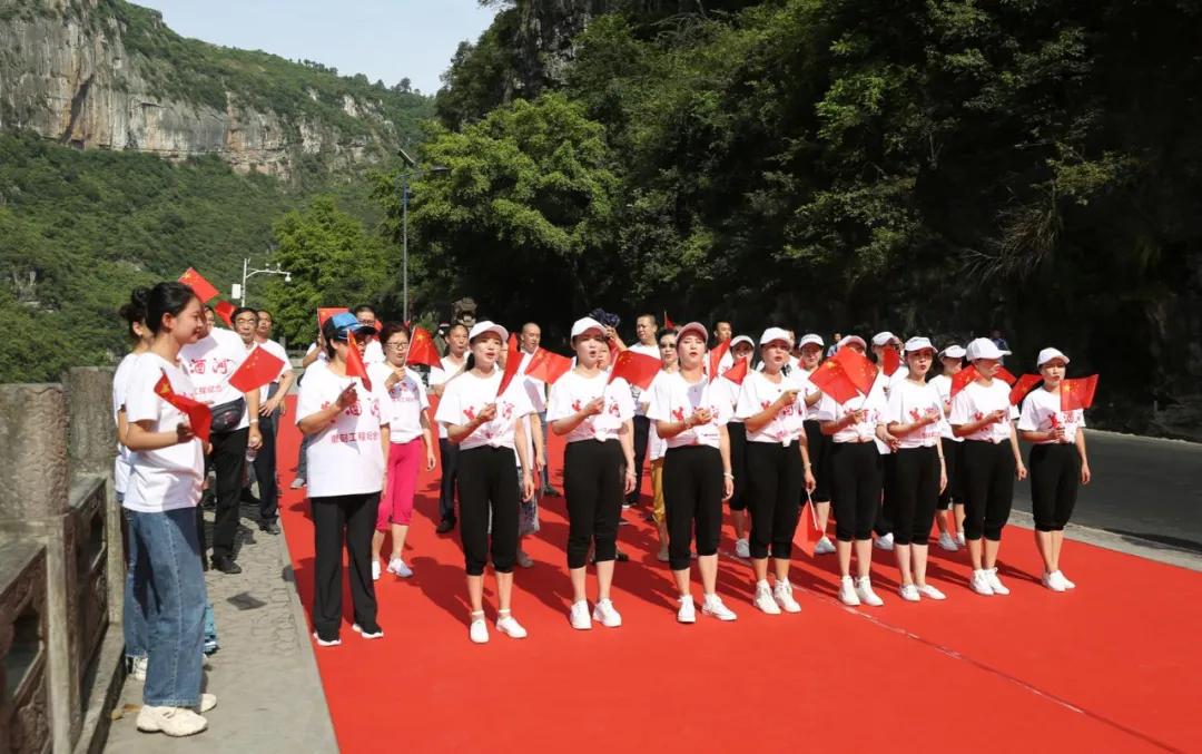 美酒河摩崖石刻在哪里观看,世界纪录最大山体雕刻