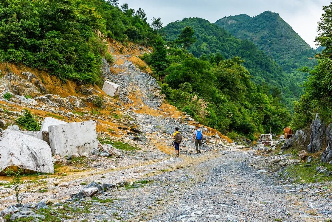 徒步穿越秦岭无人区,徒步穿越喀斯特森林