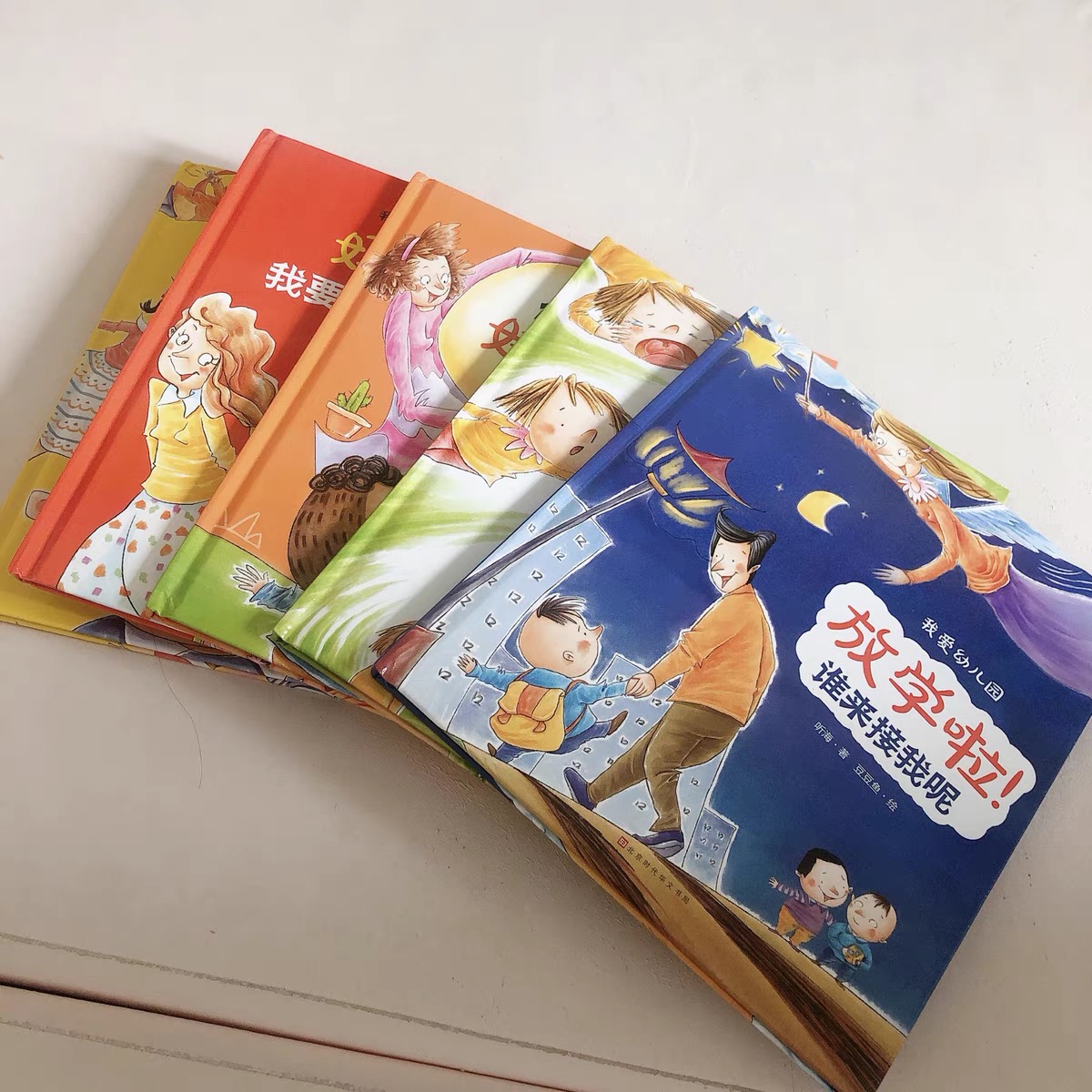 幼儿离开妈妈后容易哭闹分离焦虑,如何解决孩子入园哭闹问题