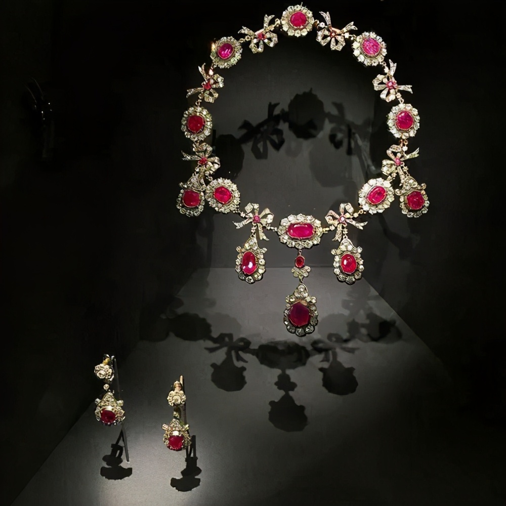 特朗普为三任美女老婆买大钻戒，可比竞选总统“认真”多了