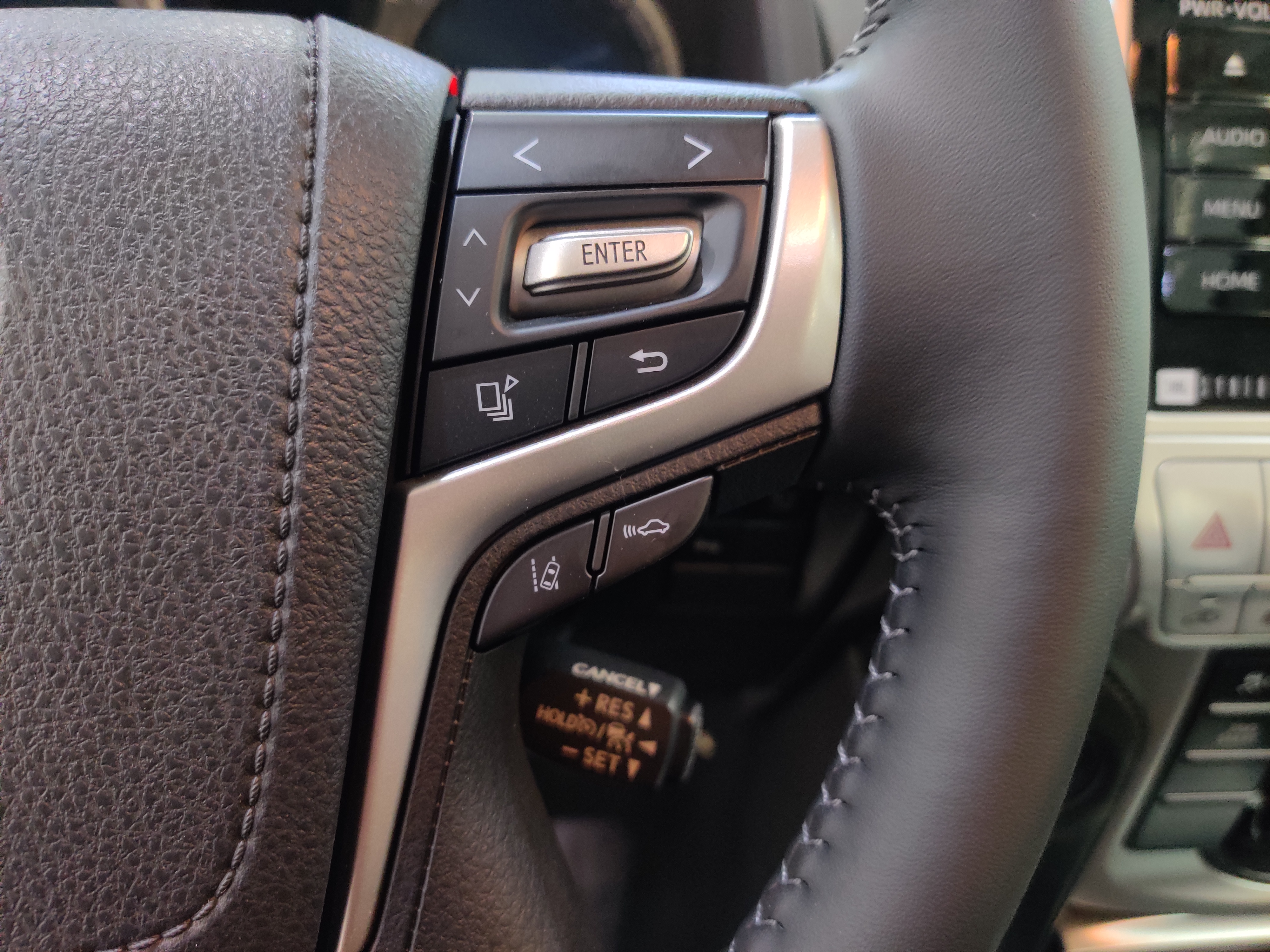 日系suv丰田霸道3.5,顶级丰田越野车兰德酷路泽