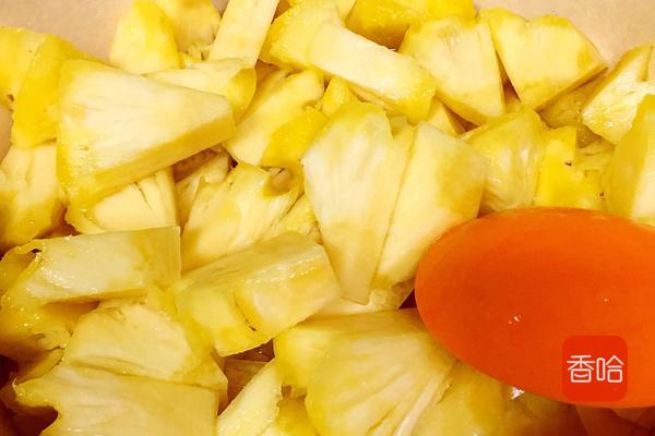 菠萝炒肉菠萝要泡盐水吗,菠萝咕咾肉菠萝要泡盐水吗