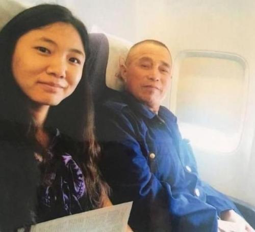 老汉扛煤气罐16年,62岁老汉扛煤气罐供出女博士