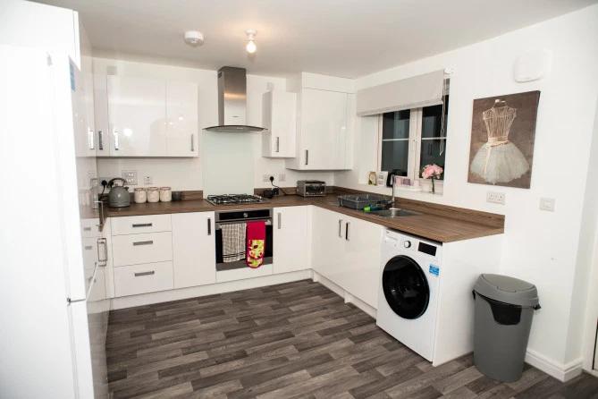 英国女富二代8000万豪宅,三年不喝饮料