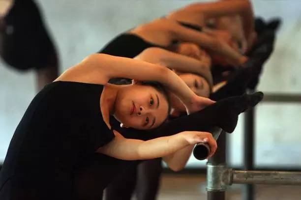 舞蹈基本功练习疼哭,小孩舞蹈基本功教学